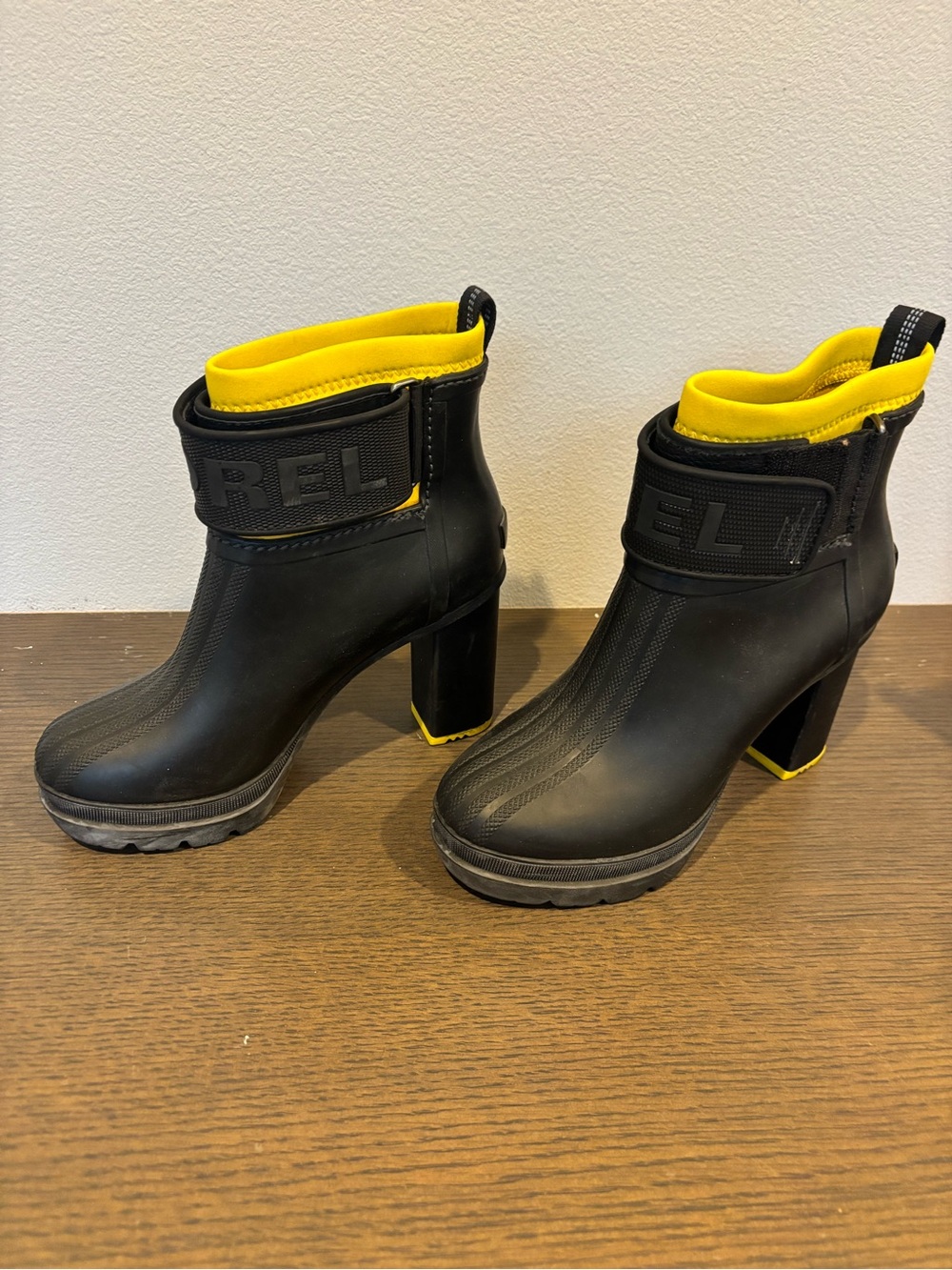 SOREL Black & Yellow Heeled Rain Ankle Boots - Sport Style